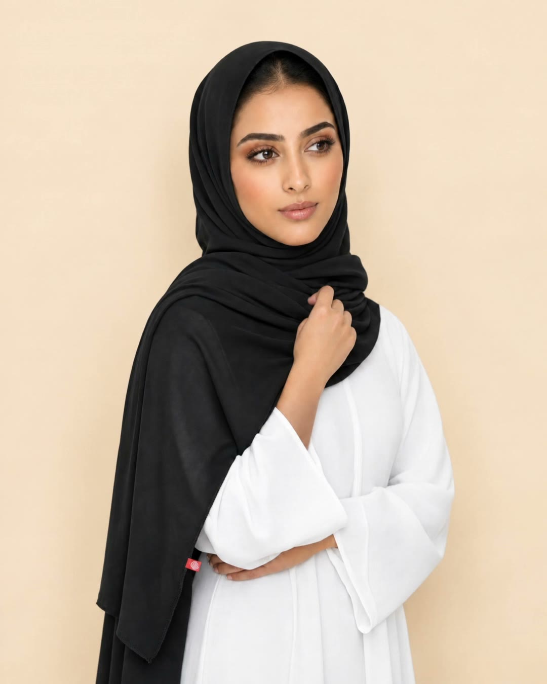 عارضة بشيلة سادة سوداء من شيلة