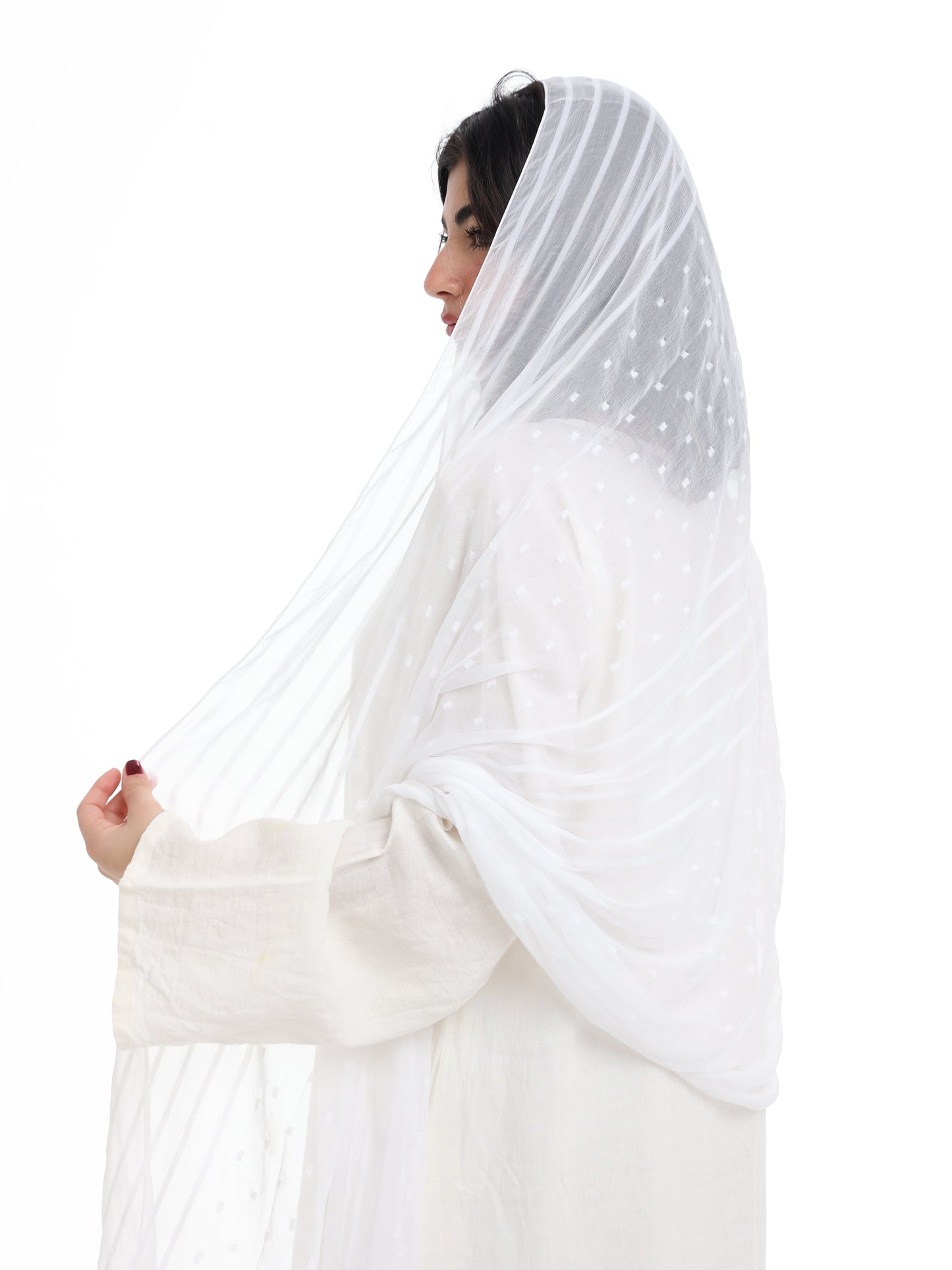 LN01_01 شيله مطرزة بيضاء عريضة - شيلة من شيله Shailah.ae