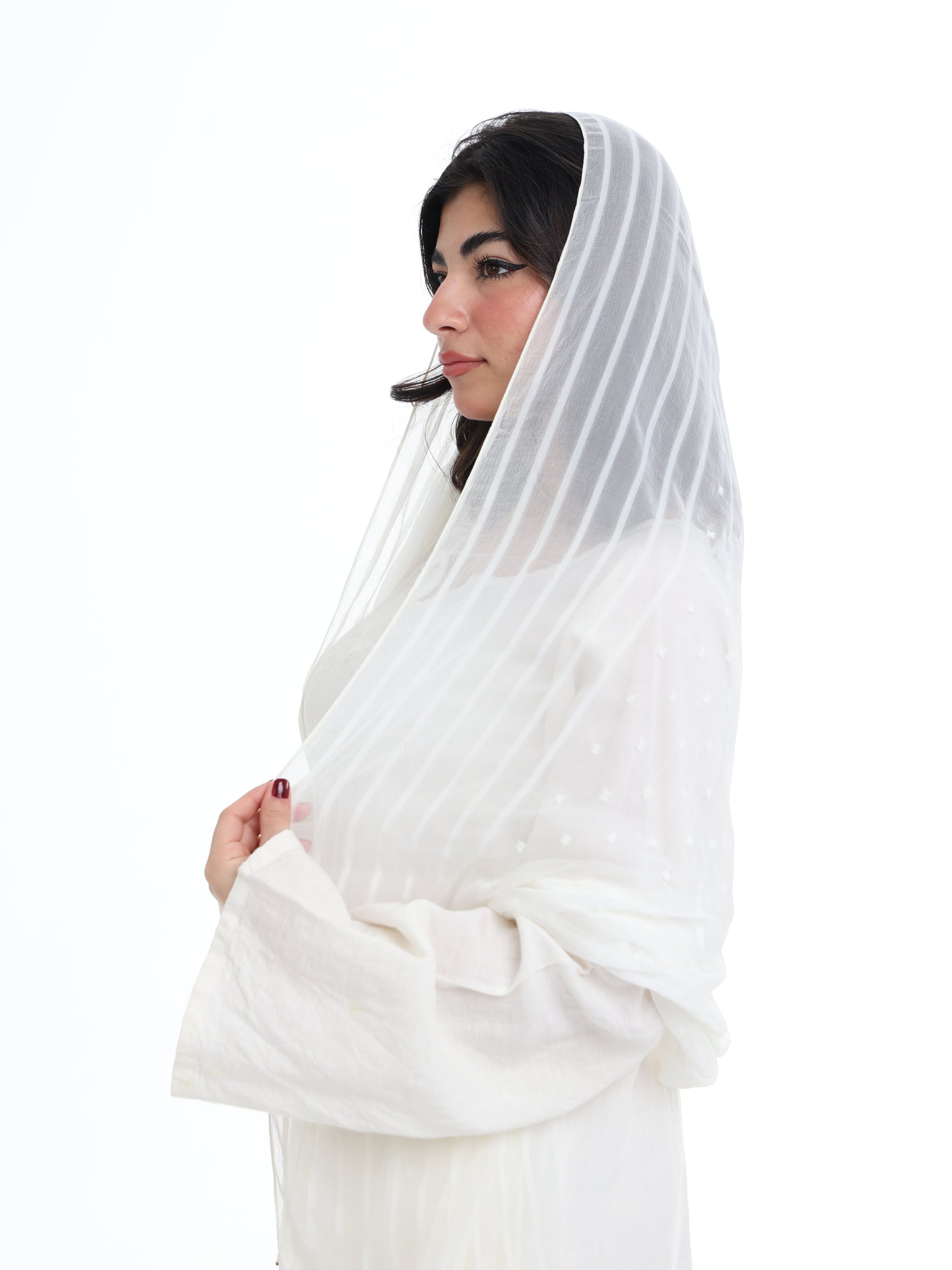 LN01_01 شيله مطرزة بيضاء عريضة - شيلة من شيله Shailah.ae