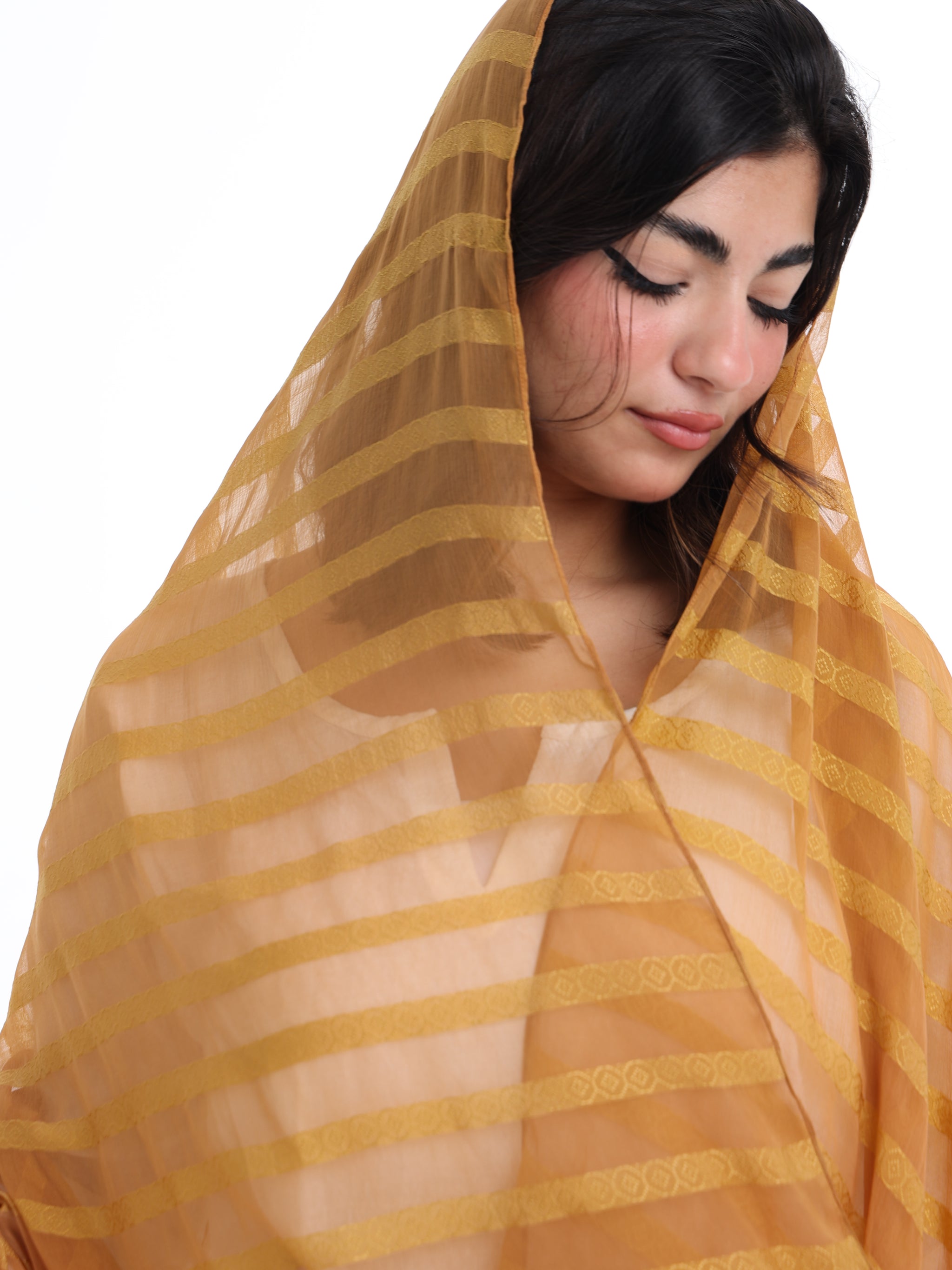 SR01_04 شيله مطرزة ذهبية عريضة - شيلة من شيله Shailah.ae