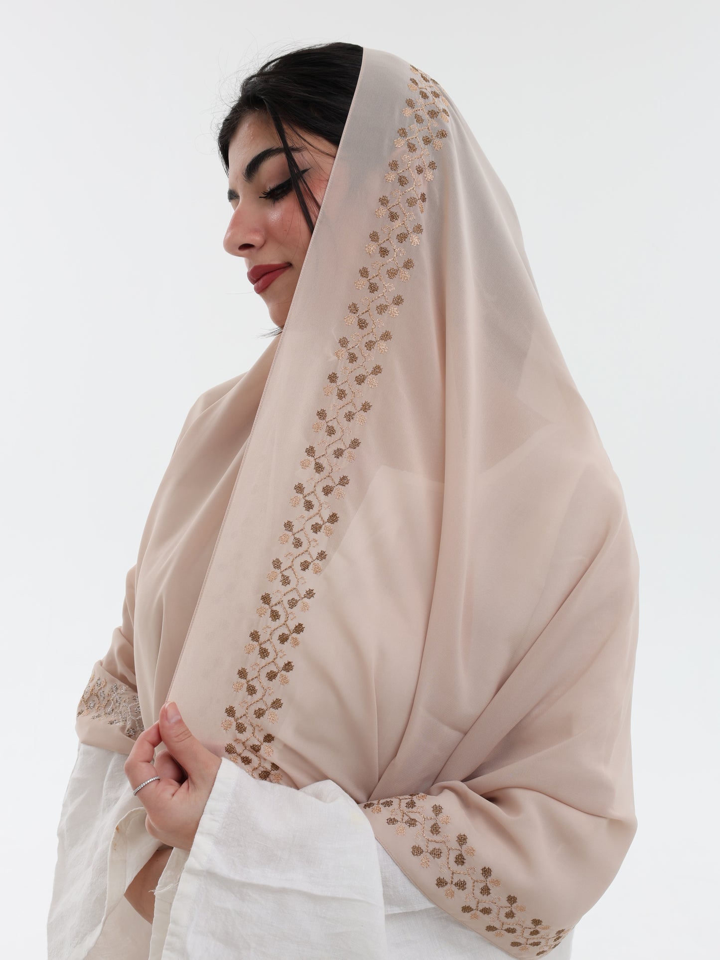 UQ1-01 شيل بيت عريضة مطرزة - شيلة من شيله Shailah.ae