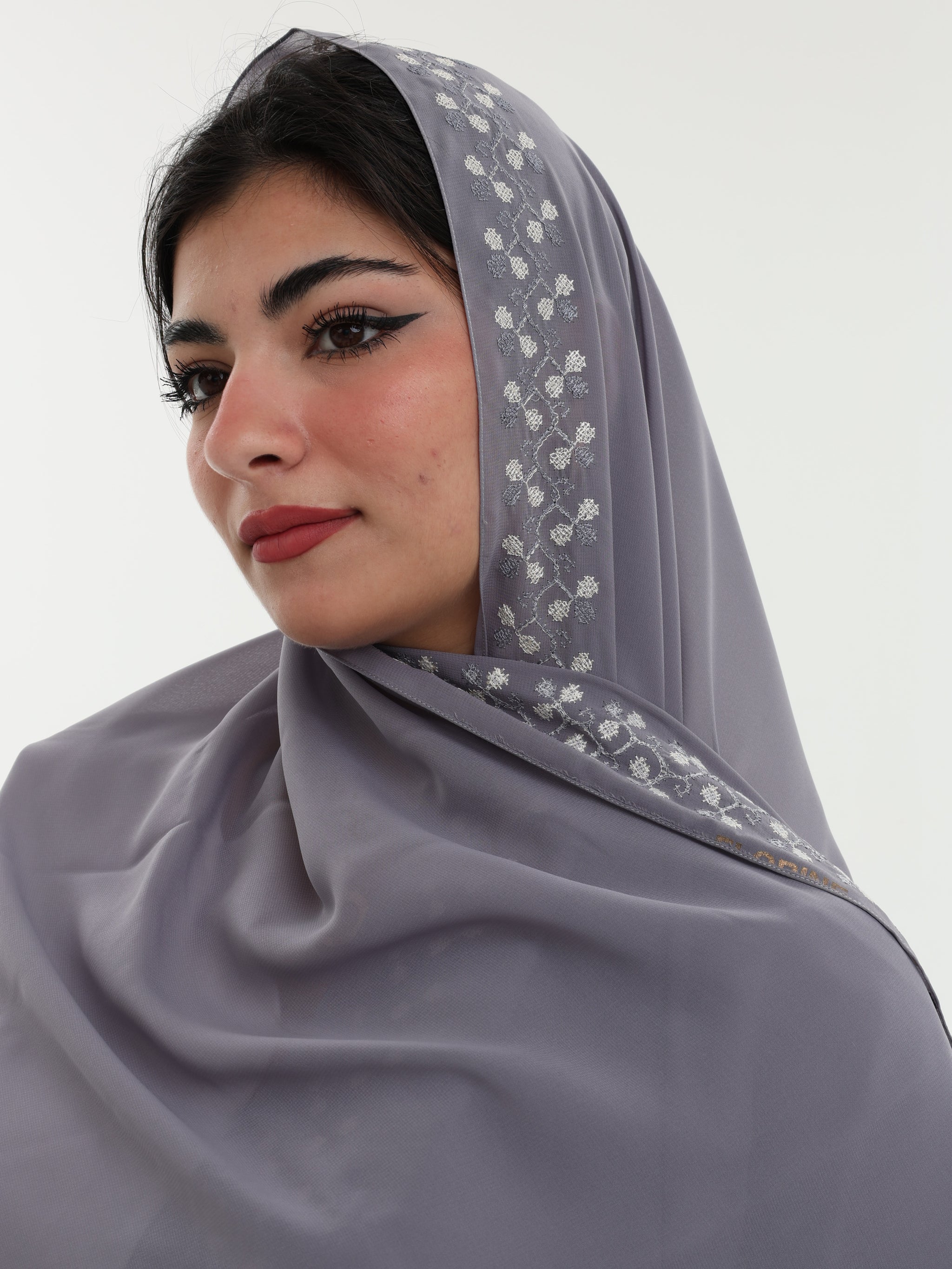 UQ1-06 شيل بيت عريضة مطرزة - شيلة من شيله Shailah.ae