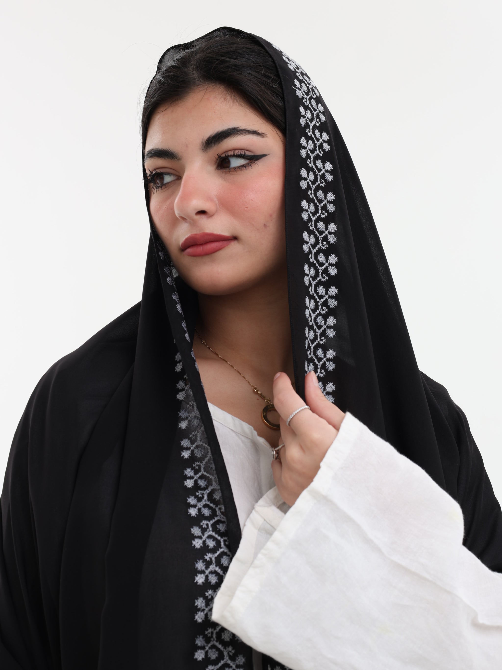 UQ1-07 شيل بيت عريضة مطرزة - شيلة من شيله Shailah.ae