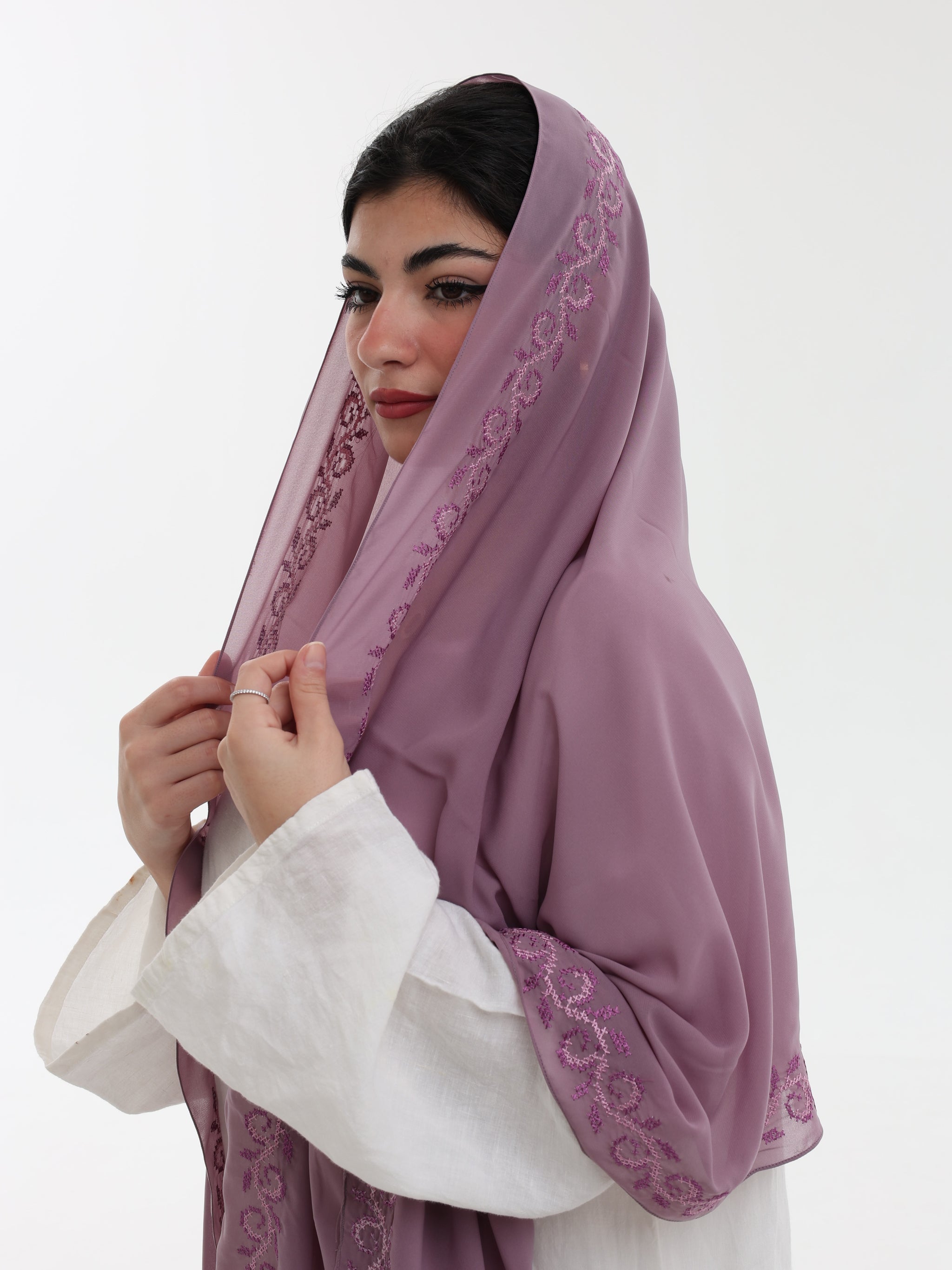 DL1-02 شيل بيت عريضة مطرزة - شيلة من شيله Shailah.ae