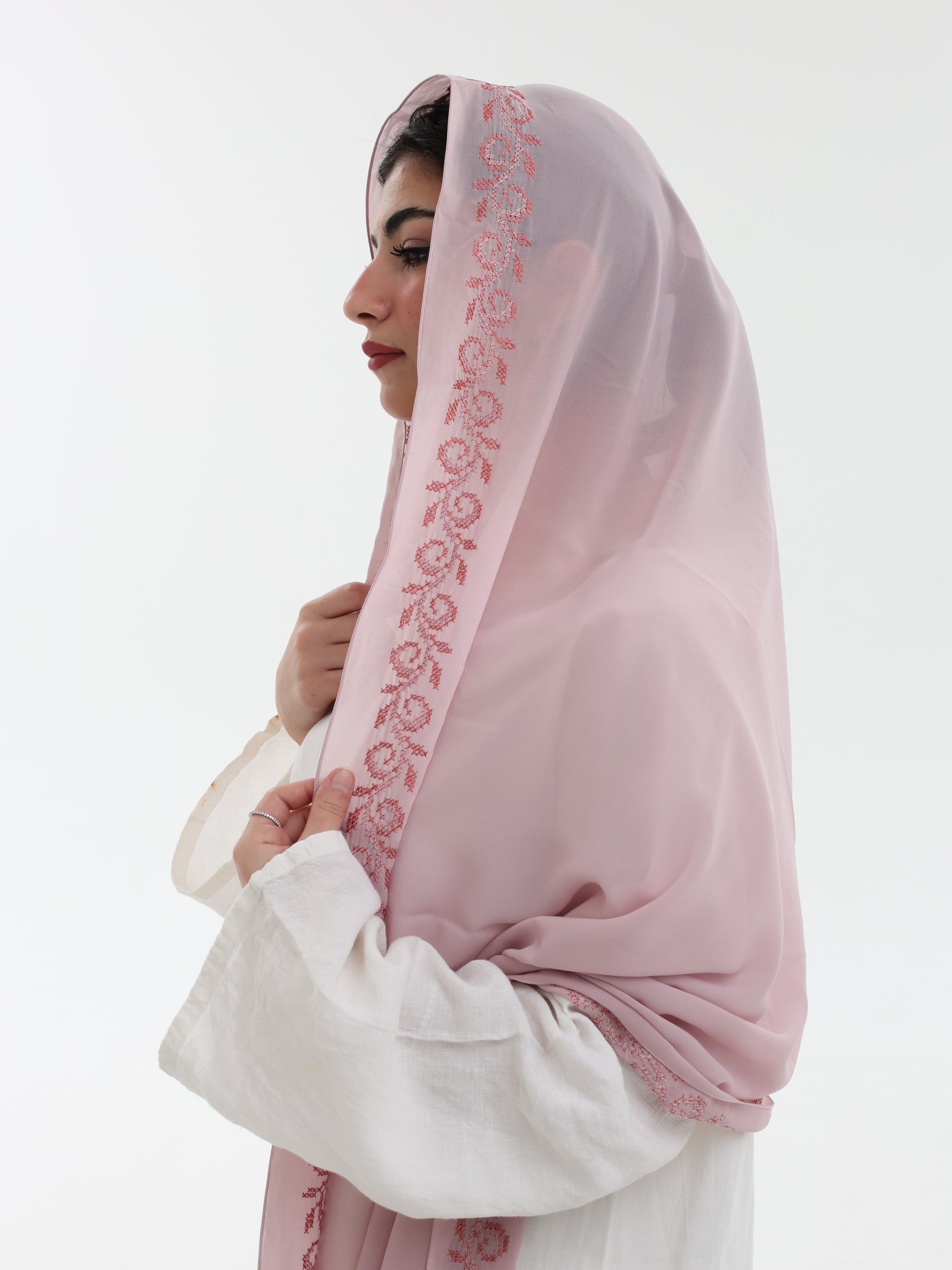 DL1-04 شيل بيت عريضة مطرزة - شيلة من شيله Shailah.ae