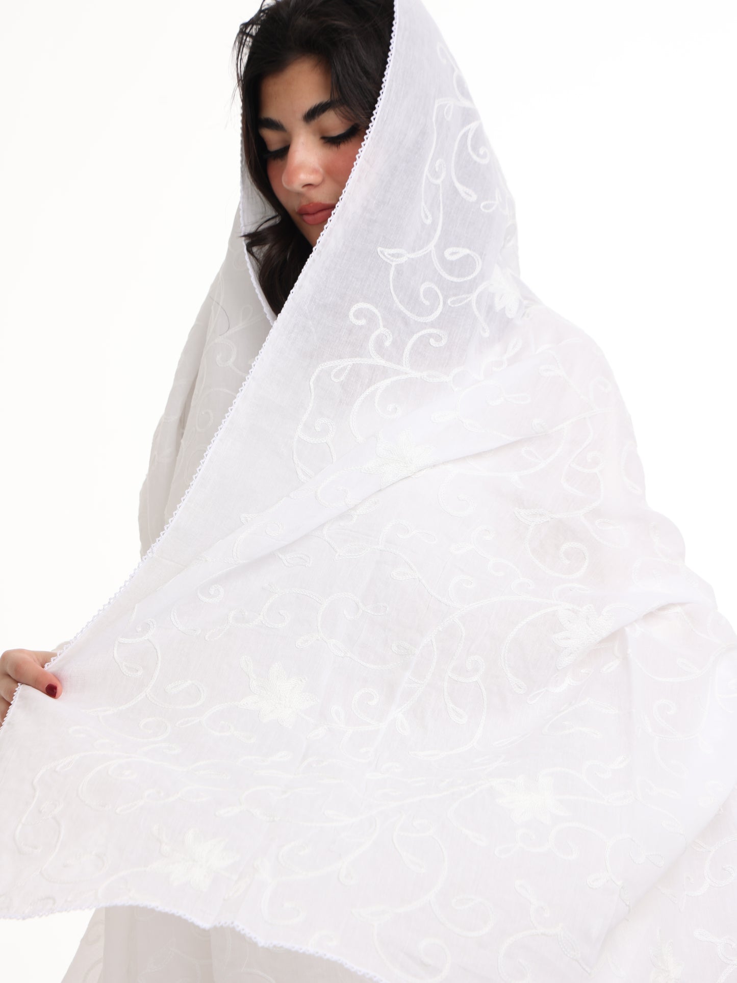 TR1_03 شيله مطرزة بيضاء عريضة - شيلة من شيله Shailah.ae