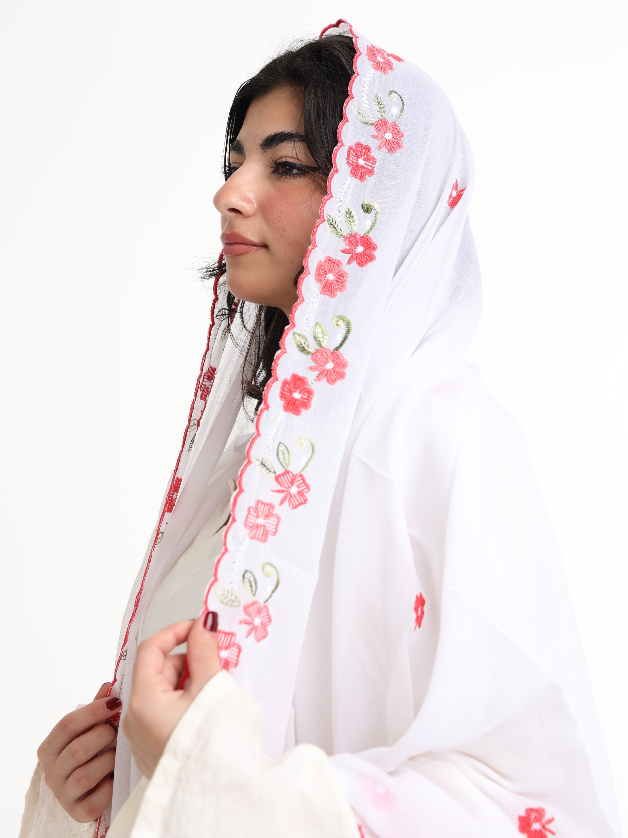 BD3-08  شيله مطرزة بيضاء عريضة - شيلة من شيله Shailah.ae