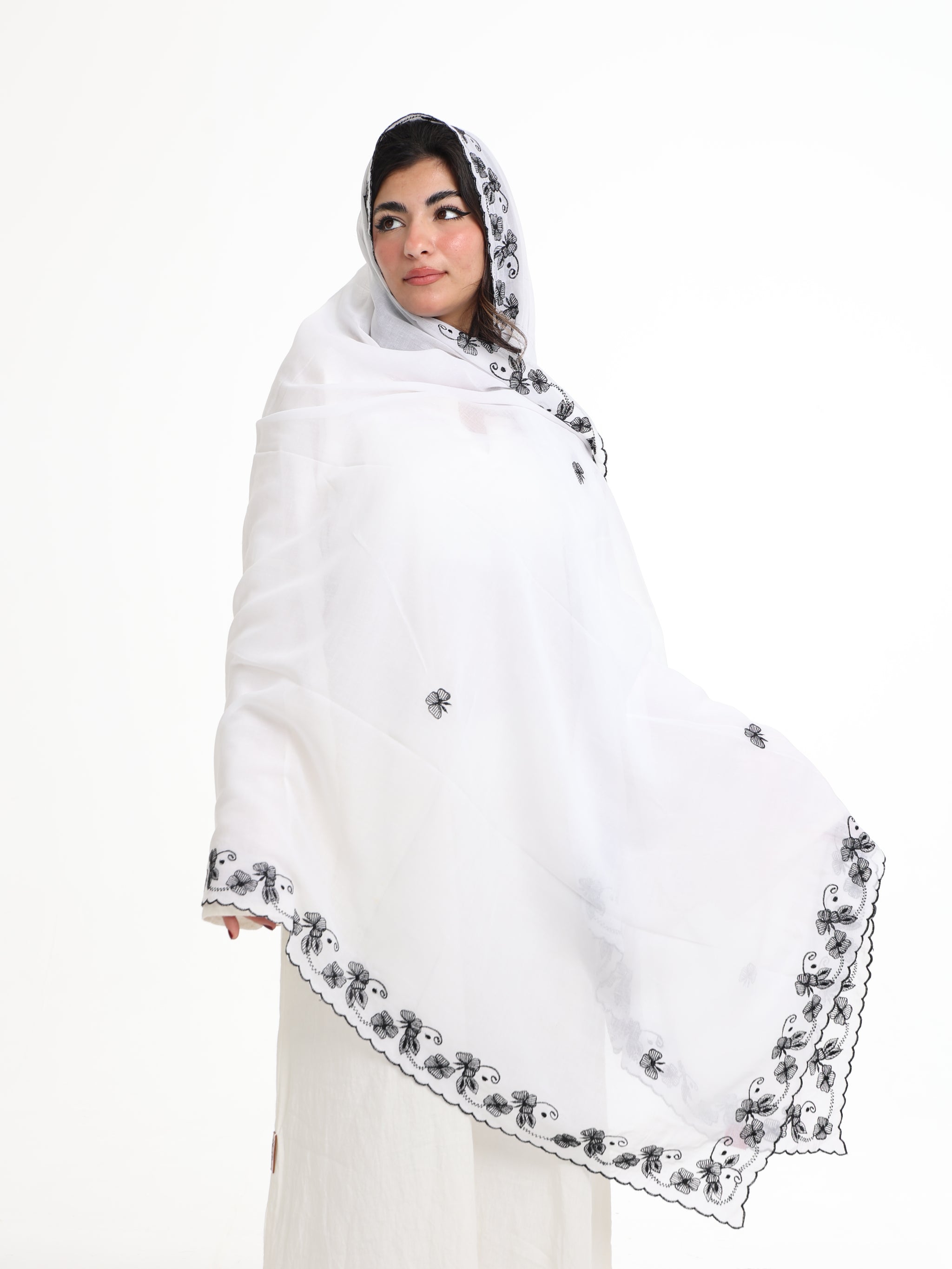 BD2-03  شيله مطرزة بيضاء عريضة - شيلة من شيله Shailah.ae