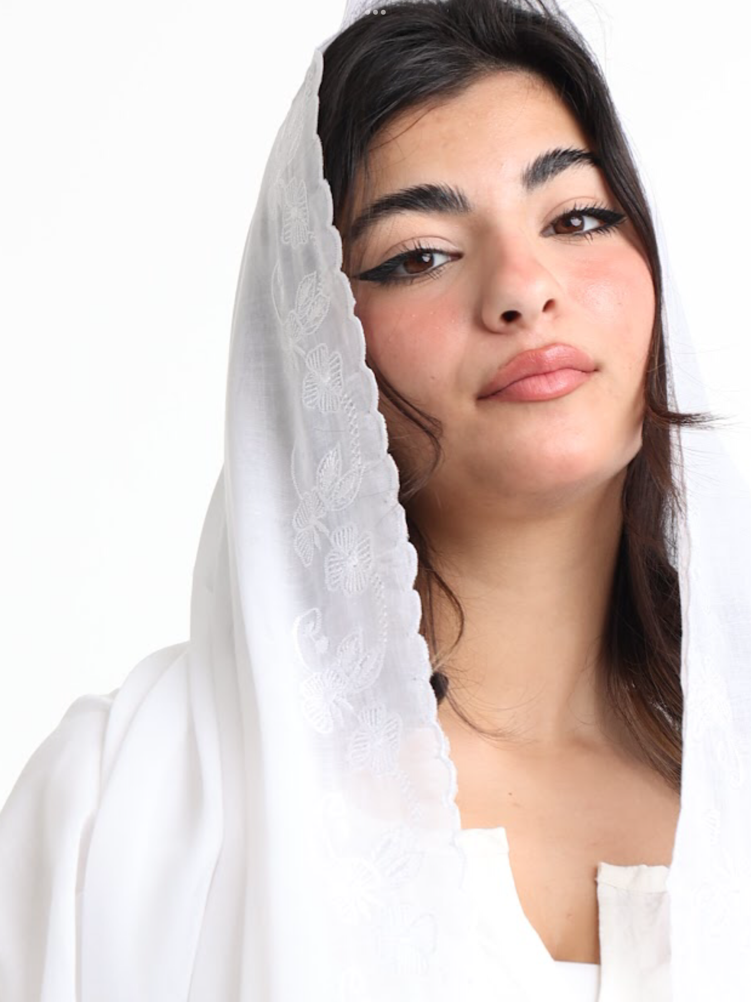 BD3-07 شيله مطرزة بيضاء عريضة - شيلة من شيله Shailah.ae